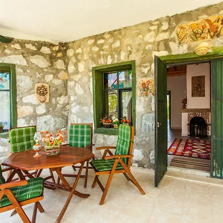 Couette-café Otantik Tas Ev 3*