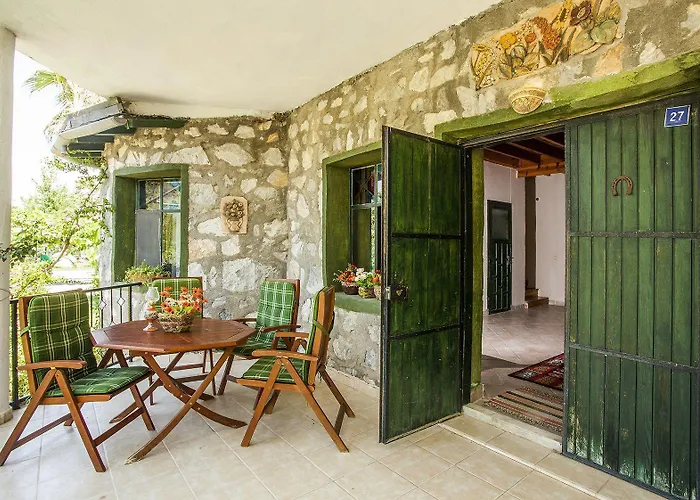 Otantik Tas Ev Bed & Breakfast 3*