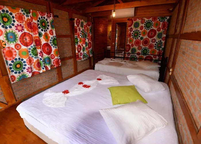 Otantik Tas Ev Bed & Breakfast Dalaman